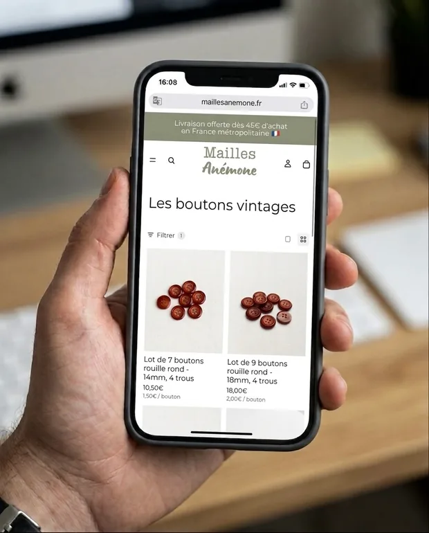 La boutique Mailles Anémone ouverte sur un téléphone, sur la collection de boutons vintages