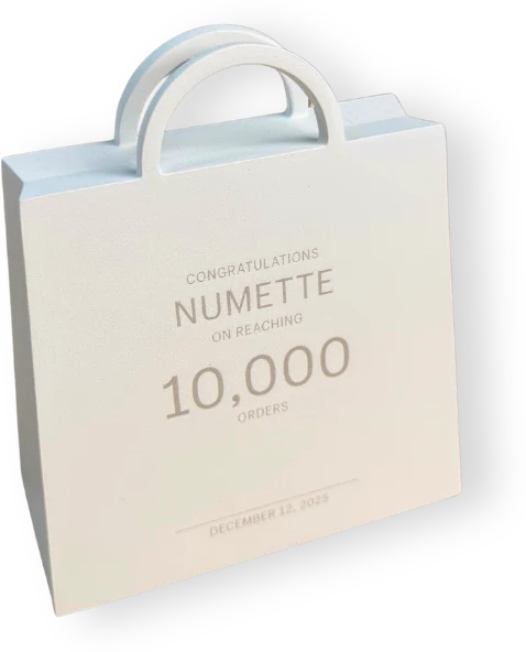 Trophée décerné par Shopify à Numette pour ses 10 000 commandes expédiées, décembre 2025